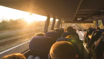 Fernlinienbusse Bus bei Sonnenuntergang
